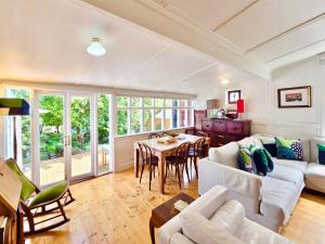 Χώρος καθιστικού στο Plum Blossom Cottage +57 φωτογραφίες