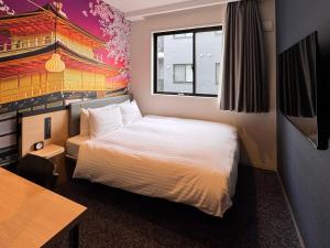 Postel nebo postele na pokoji v ubytování Travelodge Kyoto Shijo Omiya