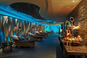eine Lobby mit Sofas und Stühlen und eine Wand mit blauer Decke in der Unterkunft Savoy Hotel in Köln
