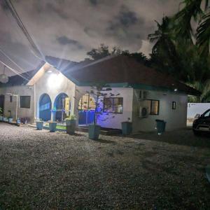アクラにあるWelcome home to Accra Apartment for Short Stay Rentalの夜の家