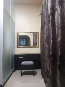 アクラにあるWelcome home to Accra Apartment for Short Stay Rentalのバスルーム(黒いシャワーカーテン、鏡付) +2枚の写真