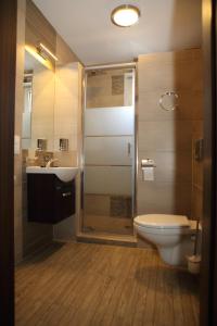 マルボルクにあるHotel Piast przy Zamkuのシャワー、トイレ、洗面台を備えたバスルーム