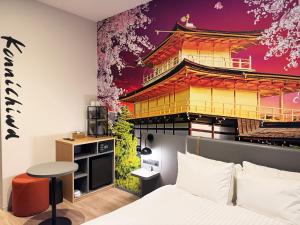 Habitación con cama y pared con edificio en Travelodge Kyoto Shijo Omiya, en Kioto