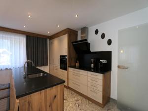 Kuchyň nebo kuchyňský kout v ubytování High-quality holiday apartment in Oberkrimml near waterfalls