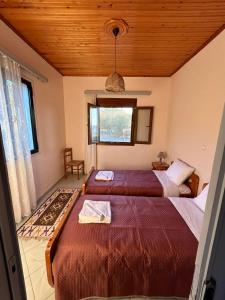 Кровать или кровати в номере Ambelos, Lesvos Beach House +38 фотографий
