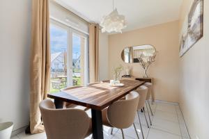 une salle à manger avec une table et des chaises et une fenêtre dans l'établissement Les Embruns du Clos - A 1 km des rives de la Seine, à Berville-sur-Mer 7 autres photos