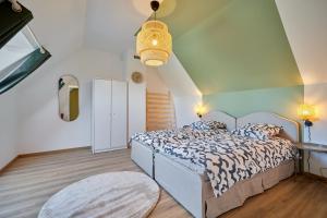 une chambre avec un lit et un plafond dans l'établissement Les Embruns du Clos - A 1 km des rives de la Seine, à Berville-sur-Mer