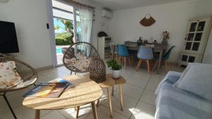 Posedenie v ubytovaní Rez de Villa, vue magnifique, piscine chauffée privée, spa villa Les Feuillantines