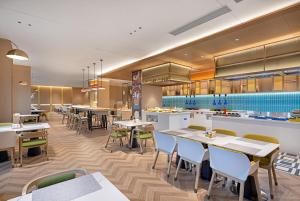 Restaurace v ubytování Home2 Suite by Hilton Fuyang Taihe