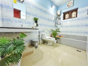 La Casa Trivandrum 4 BHK AC Luxury Villa at City Centre, Just 5 kms from Airport & 3 Kms to Trivandrum Railway Station的一间浴室