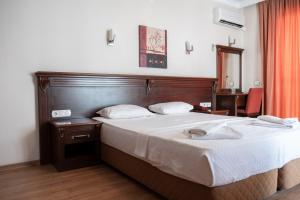 Postel nebo postele na pokoji v ubytování Marmaris Alkan Hotel