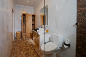 Koupelna v ubytování Lebah Sari House