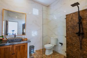 Koupelna v ubytování Lebah Sari House