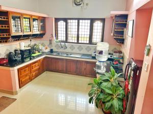 La Casa Trivandrum 4 BHK AC Luxury Villa at City Centre, Just 5 kms from Airport & 3 Kms to Trivandrum Railway Station的厨房或小厨房