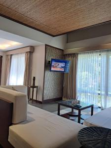 TV a/nebo společenská místnost v ubytování Bacau Bay Resort Coron
