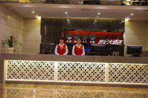 Členové personálu v ubytování Century Hotel Tongren