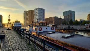 汉堡Schiffshotel "Schlafen im Hafen"的船停靠在城市的水中