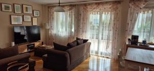 Μια τηλεόραση ή/και κέντρο ψυχαγωγίας στο Apartment with terrace and garage