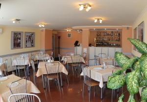 Restorāns vai citas vietas, kur ieturēt maltīti, naktsmītnē Hotel Sportivnaya