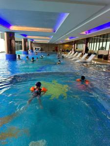un gruppo di persone che nuotano in una piscina di Wyndham Lynn Times Thanh Thuỷ a Xuân Vi