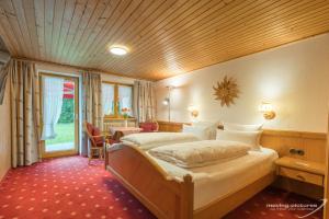 Ένα ή περισσότερα κρεβάτια σε δωμάτιο στο Berghof Mehlan