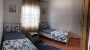 Postel nebo postele na pokoji v ubytování Fnideq Superbe appartement