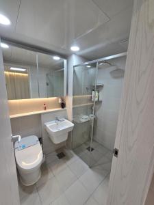 a bathroom with a toilet and a sink and a shower at Siaring2room in Seoul