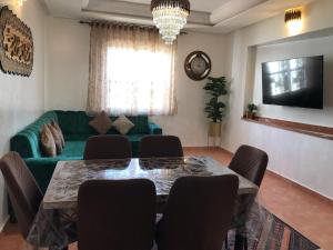 TV a/nebo společenská místnost v ubytování Fnideq Superbe appartement