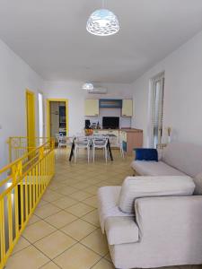 a living room with a couch and a table at Villetta vicino al mare in Marina di Mancaversa