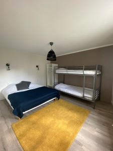 Giường trong phòng chung tại La maison de Marie