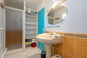 a bathroom with a sink and a mirror at REVE DE MER Duplex 6 pers en bord de plage in Frontignan +16 photos