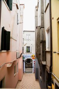 キオッジャにあるCasa Airoldi Lovely apartment in Chioggiaの門のある二棟の狭い路地