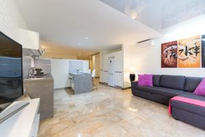 Kuchyň nebo kuchyňský kout v ubytování Suites Garden Loft Picasso