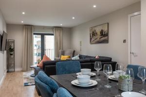 a living room with a table and chairs at Stylish, Luxury, Parking Sleeps 6, 2-Bath, City Centre in Belfast