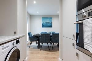 a kitchen and dining room with a table and chairs at Stylish, Luxury, Parking Sleeps 6, 2-Bath, City Centre in Belfast