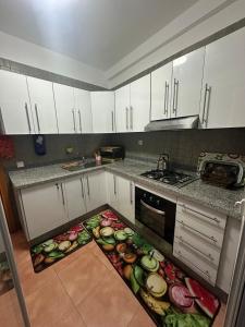 Kuchyň nebo kuchyňský kout v ubytování Fnideq Superbe appartement
