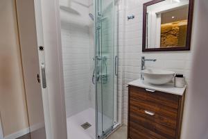 Un baño con ducha de cristal y lavabo. en Alameda de Santo Domingo, en Tui 11 fotos más
