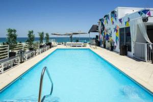 una piscina en un hotel con el océano en el fondo en Oceanfront Oasis 2-BR Apartment on Ocean Drive, en Miami Beach 34 fotos más
