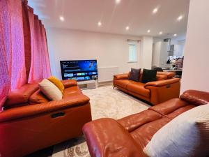Posezení v ubytování NEWLY BUILT 2 BEDROOMS SERVICE APARTMENT in DARTFORD