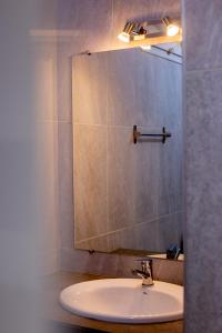 un baño con lavabo y espejo en Tsiriry Guest House, en Antananarivo