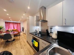 Kuvagallerian kuva majoituspaikasta NEWLY BUILT 2 BEDROOMS SERVICE APARTMENT in DARTFORD, joka sijaitsee kohteessa Dartford
