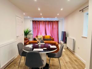Posezení v ubytování NEWLY BUILT 2 BEDROOMS SERVICE APARTMENT in DARTFORD