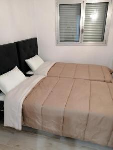 Giường trong phòng chung tại Centre de Roses 500 m de la plage appartement 6 personnes Rav