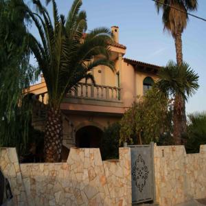 ein großes Haus mit Palmen davor in der Unterkunft Villa Salentina in Sant'Isidoro