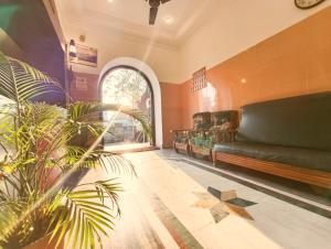 Posezení v ubytování Hare Rama Hare Krishna - EESHA Hotel
