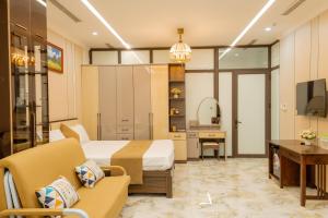 ein Hotelzimmer mit Bett und Schreibtisch in der Unterkunft Lotus 68 Hotel in Ninh Bình + 15 Fotos