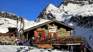 Vista generica sulle montagne o vista sulle montagne dall'interno del bed & breakfast