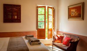 una camera da letto con un letto, una finestra e una sedia di Independent cottage with heated pool a Lempaut Altre 56 foto