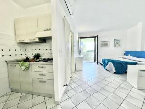 Η κουζίνα ή μικρή κουζίνα στο Mono Rosina, aria condizionata e balcone a soli 50 metri dal mare! by Alfareal