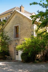 una grande casa in pietra con una finestra sul lato di Independent cottage with heated pool a Lempaut